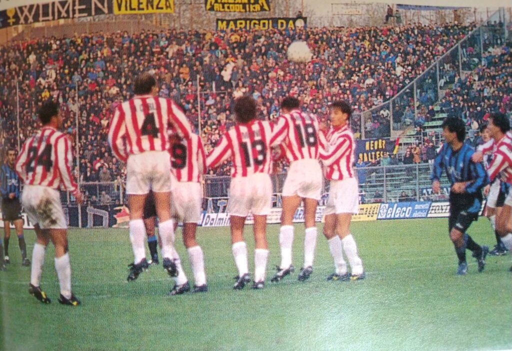 Palla sopra la barriera e gol, sullo sfondo il Wka Women di...Vicenza